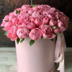 Композиция в коробке из 51 пиона