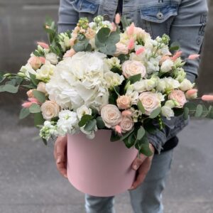 Композиция в коробке с лагурусом