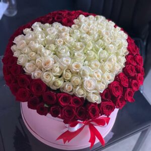 Композиция в коробке из 151 розы