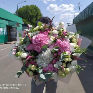 Букет микс розовой гортензией