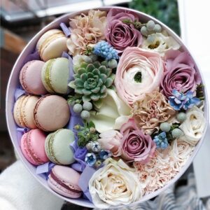 Композиция в коробке с ранункулюсом