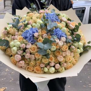 Букет микс с персиковой розой