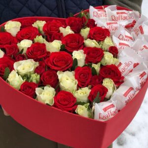 Композиция в коробке Сердце с рафаэлло