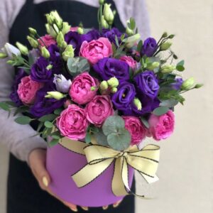 Композиция в коробке с эустомой