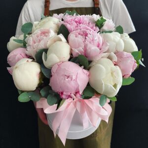 Композиция в коробке с 15 пионами