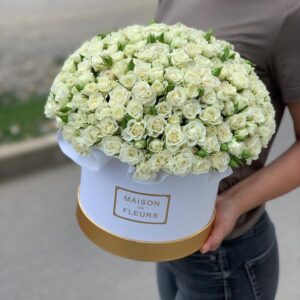 Композиция в коробке из 101 кустовой розы