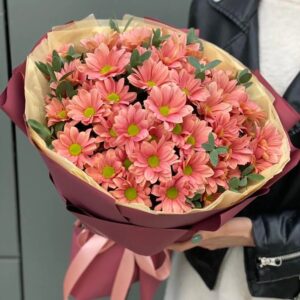 Букет из 9 веток персиковой хризантемы с эвкалиптом