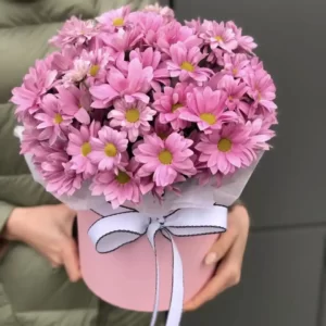 Композиция в коробке из розовой хризантемы