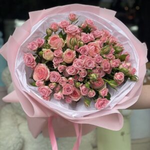 Букет из 19 веток кустовой розы Одилия
