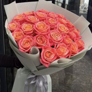 25 розовых роз