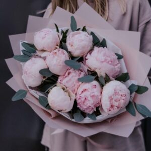 9 розовых пионов с эвкалиптом