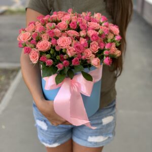 Композиция в коробке из кустовых роз