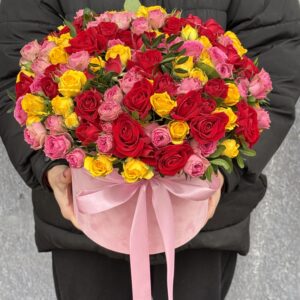 Композиция в коробке из 31 ветки кустовой розы