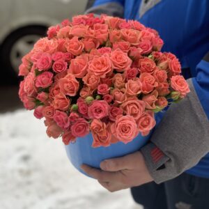 Композиция в коробке из кустовых розовых роз
