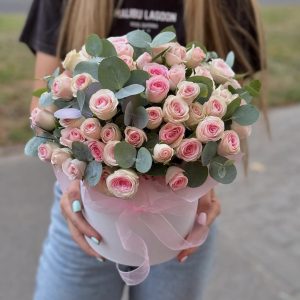 Композиция в коробке из 25 веток кустовой розы Гуд Муд, доставка цветов Харьков, букеты Харьков, купить цветы в Харькове, быстрая доставка Харьков