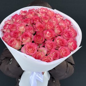 Букет из 39 бело-розовых роз Джумилия 60 см