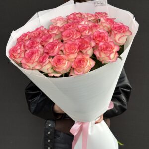 Букет из 29 бело-розовых роз Джумилия 80 см, доставка цветов Харьков, цветы Харьков